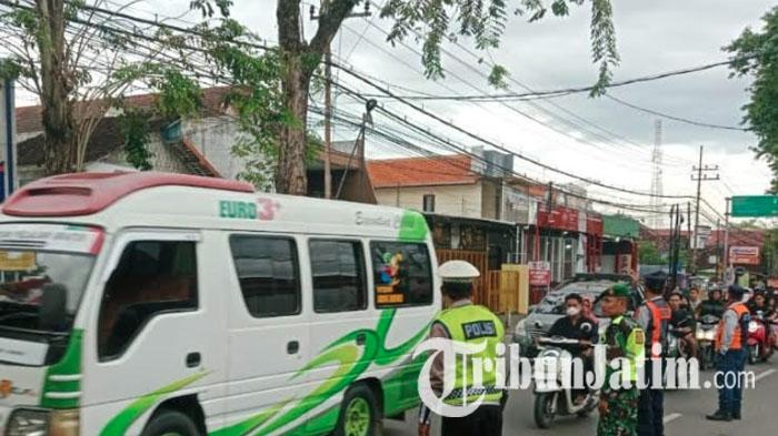 polisi-memastikan-kelancaran-arus-balik-Lebaran-2025-di-bojonegoro.jpg