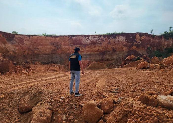 polisi-mengecek-lokasi-yang-diduga-menjadi-area-tambang-ilegal-di-Tuban-ilustrasi-tambang-ilegal.jpg