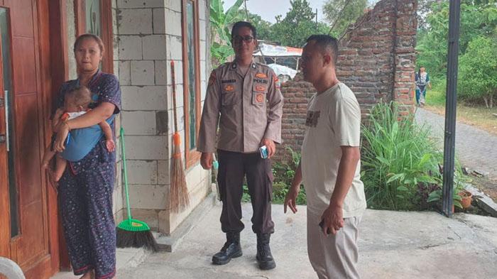 polisi-mengecek-rumah-Almaidah-di-Desa-Badas-jombang-yang-disatroni-maling.jpg