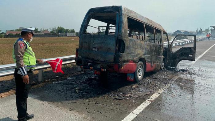 polisi-mengevakuasi-mobil-Elf-yang-hangus-terbakar-di-Tol-Jombang-Mojokerto.jpg