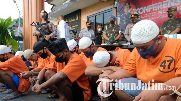 polisi-menunjukkan-pelaku-beserta-barang-bukti-petasan-dan-narkoba-hasil-ungkap-selama-Ramadan.jpg