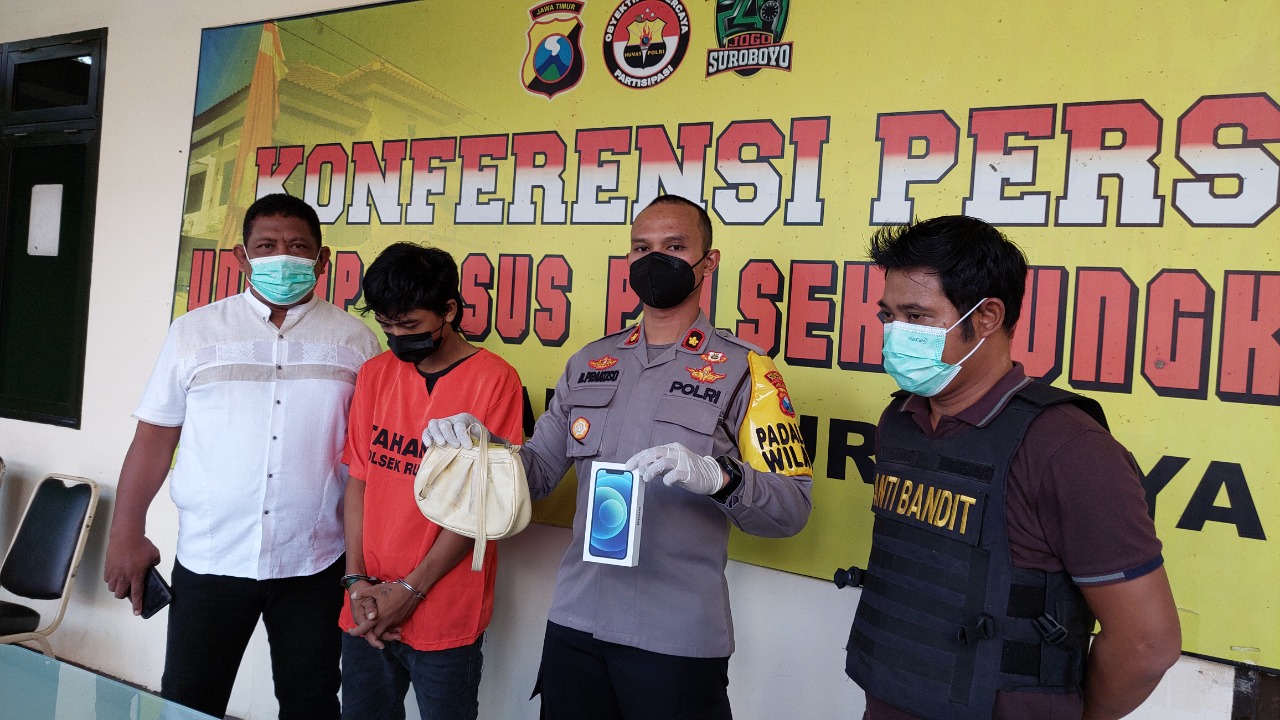 polisi-menunjukkan-tersangka-dan-barang-bukti-hasil-kejahatan.jpg