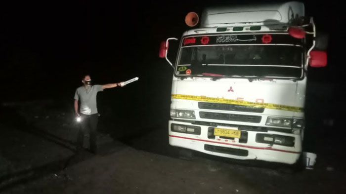 polisi-mojokerto-lakukan-olah-tkp-pekerja-tewas-saat-bersihkan-truk-tangki-sisa-limbah-cair.jpg