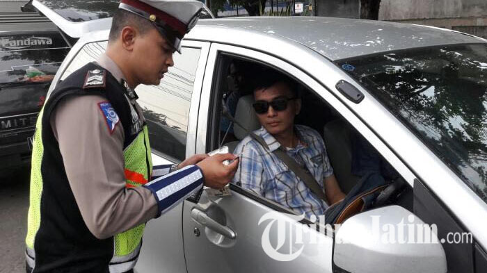 polisi-pasuruan-saat-merazia-pengendara-untuk-mengantisipasi-warga-berangkat-ke-jakarta_20170418_214831.jpg