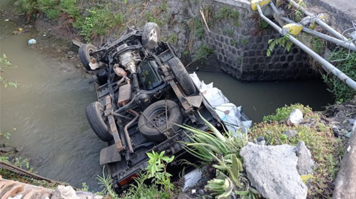 Mobil Pick Up Terjun ke Sungai di Plemahan Kabupaten Kediri, Sempat Oleng Tabrak Pembatas Jalan
