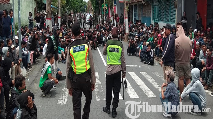 polisi-tenangkan-suporter-yang-berkumpul-di-kota-blitar-jelang-persebaya-vs-arema-fc.jpg
