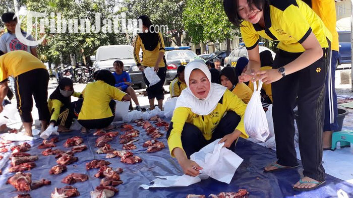 polisi-wanita-polrestabes-surabaya-ikut-ambil-andil-dalam-mengurus-daging-kurban_20170901_125436.jpg