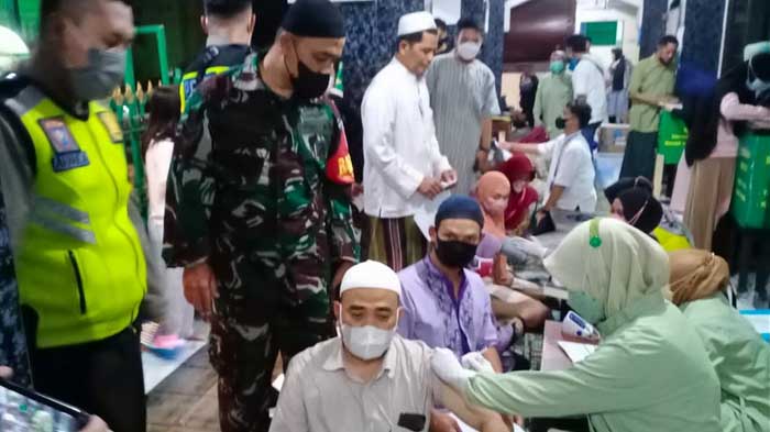 polres-malang-menggelar-vaksinasi-booster-kepada-warga-usai-menunaikan-salat-tarawih-di-masjid.jpg