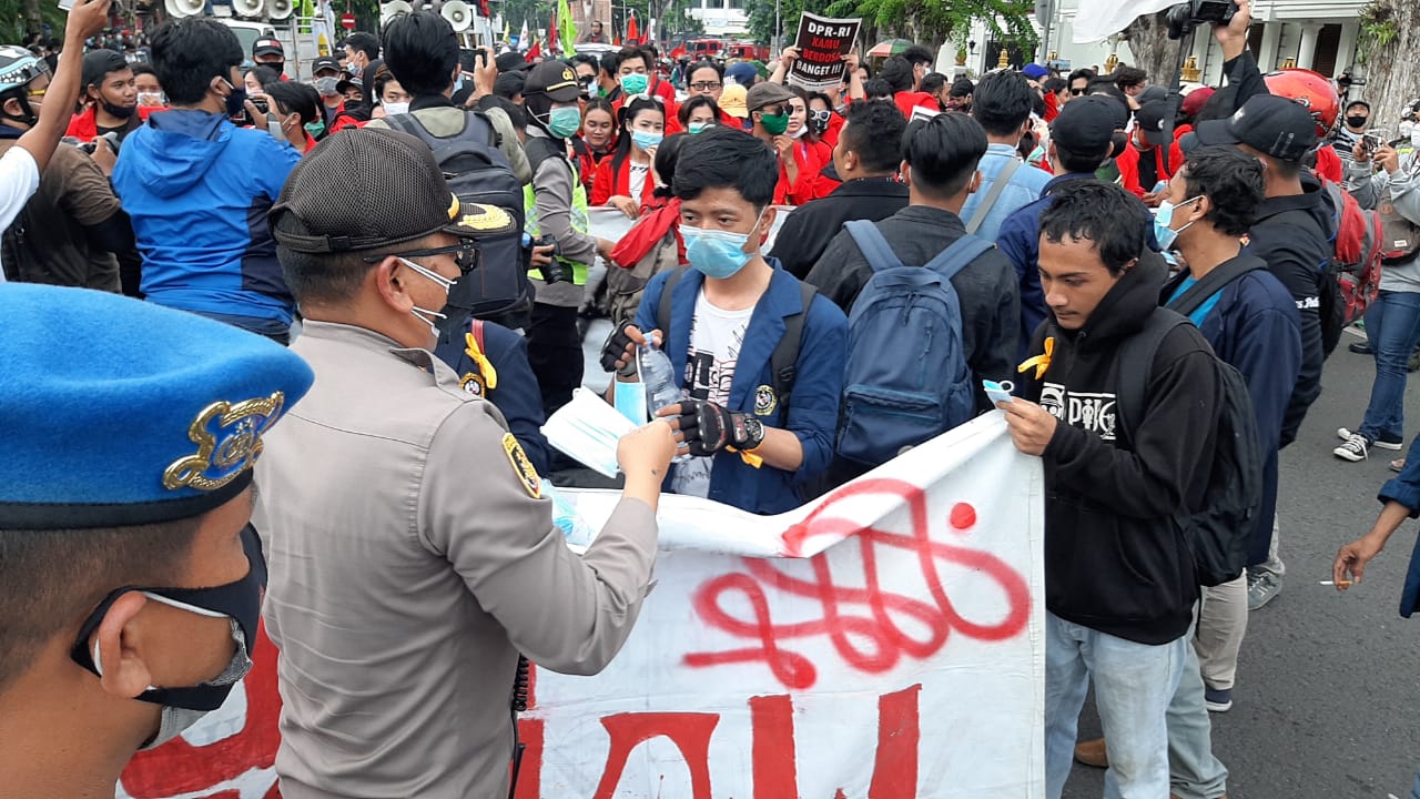 polrestabes-surabaya-bagikan-masker-kepada-massa-aksi.jpg