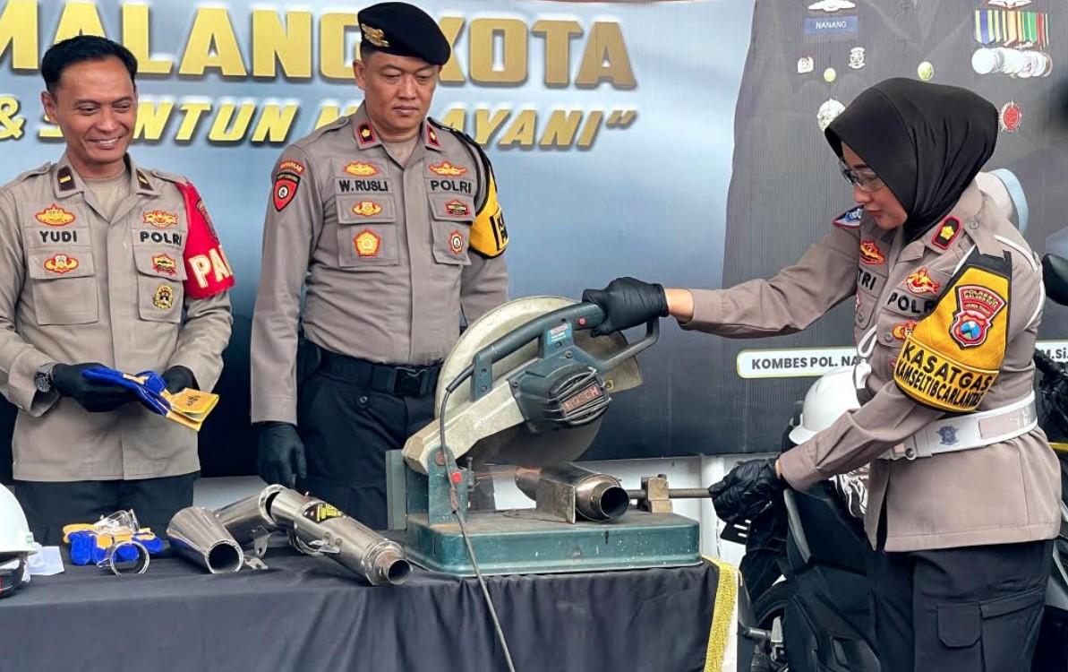 Polisi Kota Malang Potong-Potong Knalpot Brong, Hasil Operasi Zebra Semeru 2024 selama 14 Hari