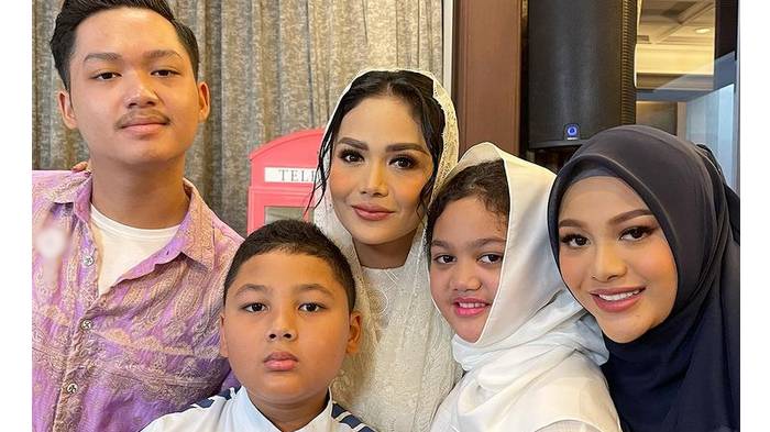 Raul Lemos Absen di Pengajian 4 Bulanan Aurel, Amora Kellen Hadir, Suami KD Beri Dukungan ke Azriel?