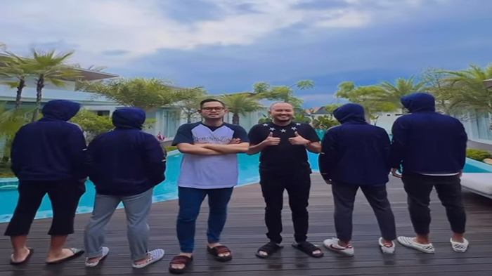 presiden-arema-fc-gilang-widya-pramana-dan-manajer-arema-fc-foto-bareng-pemain-anyar.jpg