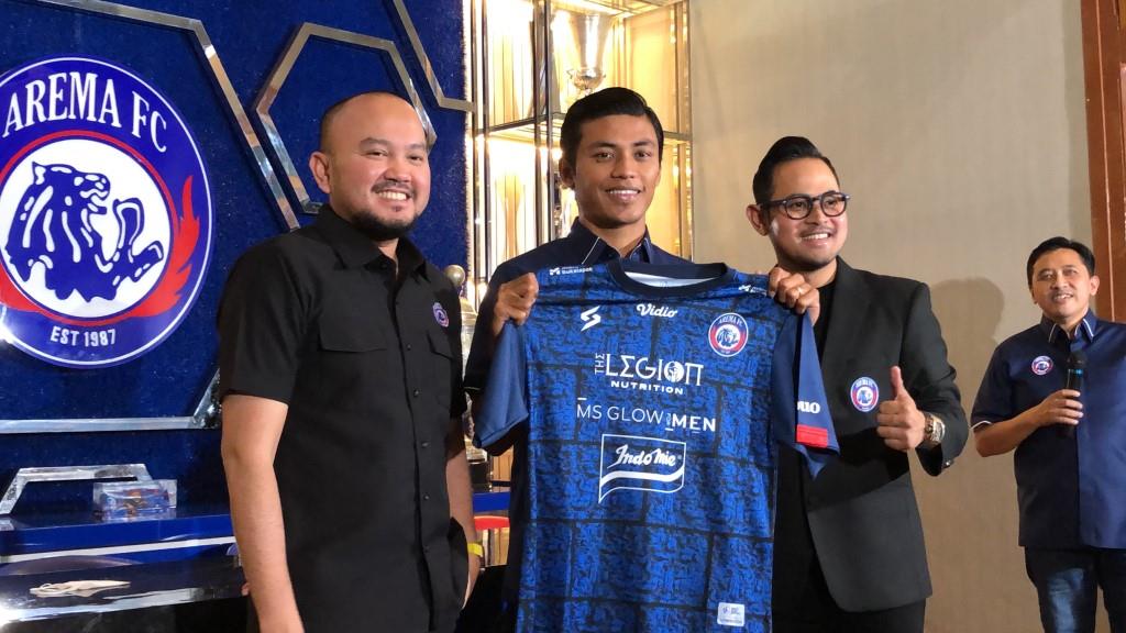 presiden-arema-fc-gilang-widya-pramana-memperkenalkan-irsyad-maulana.jpg