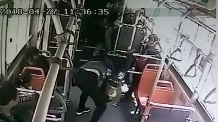 Viral Video Pria Banting dan Injak Anak Kecil di Bus, Penyebabnya Bikin Netizen Terpecah Jadi 3 Kubu