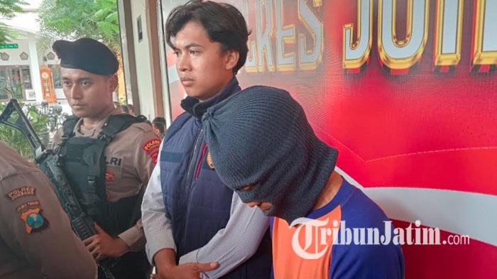 pria-di-jombang-tersangka-kasus-tindakan-asusila-terhadap-anak-tirinya-saat-digelandang-polisi.jpg
