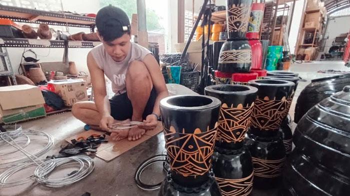 produksi-kendang-jimbe-milik-M-Jefri-Firmansyah-di-Blitar.jpg
