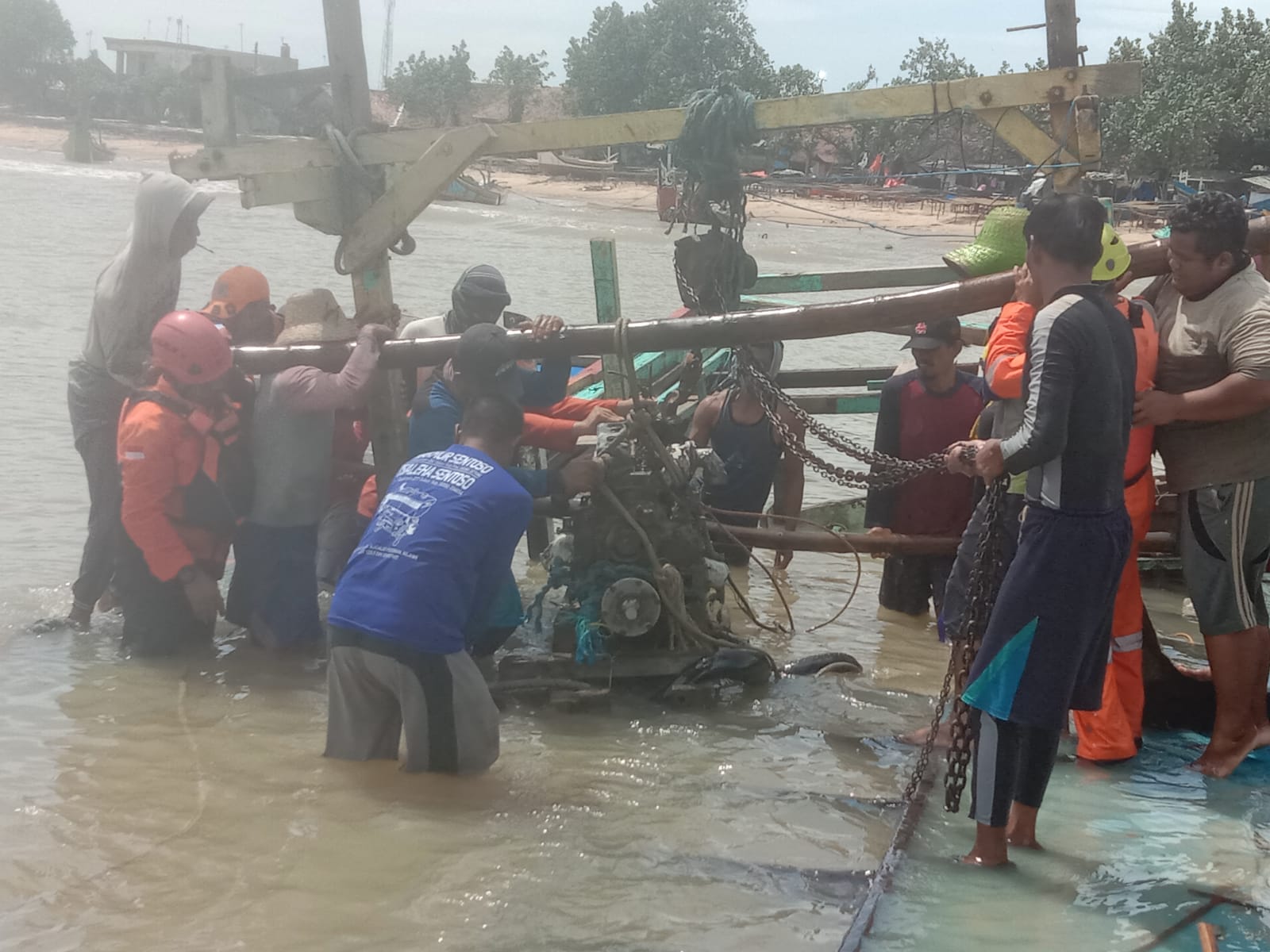 Cuaca Buruk Bikin Perahu Nelayan di Tuban Tenggelam, Evakuasi sampai Dilakukan Tiga Hari
