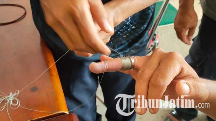 Tak Bisa Lepaskan Cincin Kawin, Pemuda Asal Tikung Datangi Petugas Damkar Lamongan