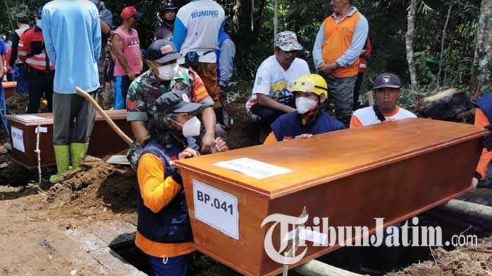 proses-pemakaman-potongan-tubuh-body-part-korban-erupsi-gunung-semeru.jpg