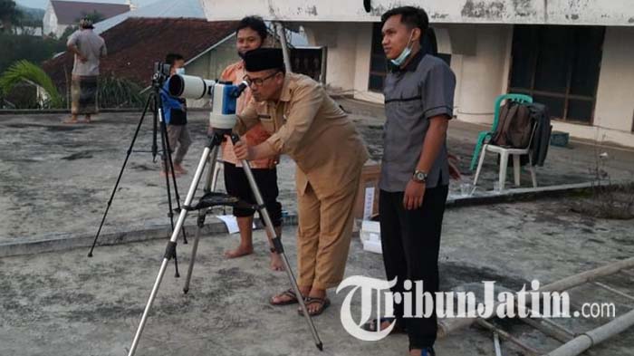 proses-pemantauan-hilal-di-lantai-3-masjid-agung-at-taqwa-bondowoso-ilustrasi-rukyatul-hilal.jpg