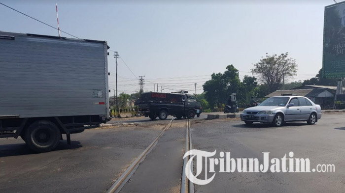 Perlintasan Rel Kereta Simpang Mengkreng Kediri Bakal Diperbaiki, Lalu Lintas Diprediksi Tersendat