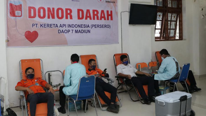 Penumpang dan Karyawan PT KAI Daop 7 Donor Darah di Stasiun Madiun