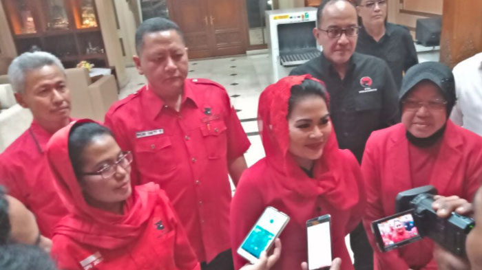 Dampingi Gus Ipul-Puti Daftar ke KPUD Jatim, Risma Genggam Erat Benda Hitam Ini, Untuk Apa?