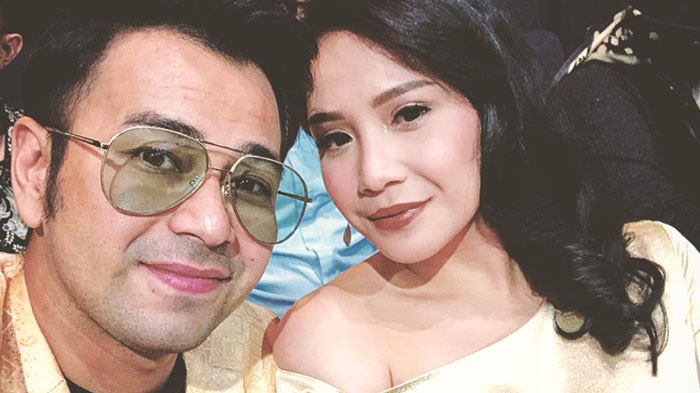 Kepergok Bermesraan dengan Raffi Ahmad di Ruang Make Up, Lihat Reaksi Malu-Malu Nagita Slavina!