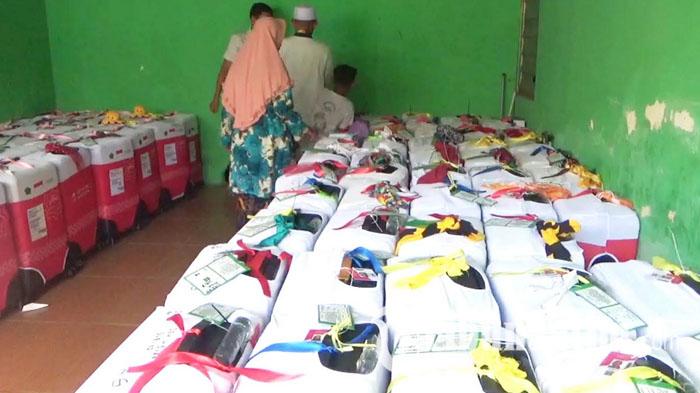 ratusan-bakal-calon-jemaah-haji-asal-Bangkalan-memasang-boneka-ketupat-warna-warni-di-koper.jpg