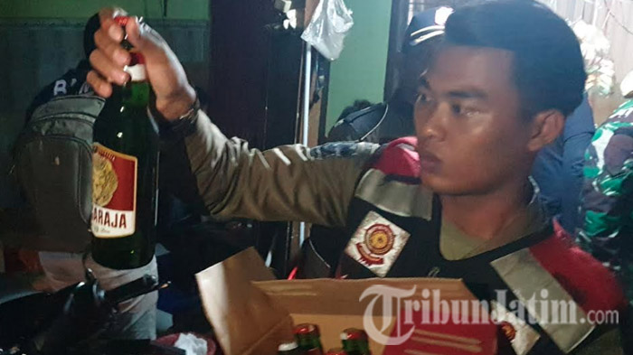 Razia Miras, Satpol PP Sita Puluhan Botol Minuman di Kota Mojokerto