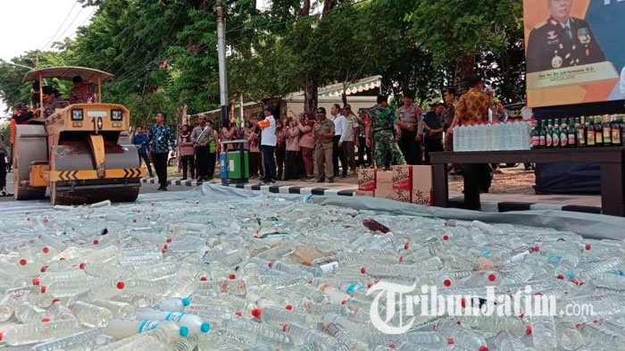 Razia Miras Libatkan Tokoh Agama, Polres Gresik Lindas 770 Botol Miras di Kantor Bupati Gresik