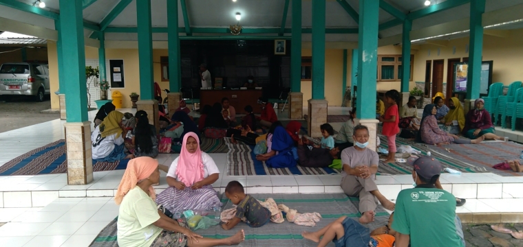 jatim/ratusan-warga-dari-beberapa-desa-terdampak-erupsi-gunung-semeru-mengungsi-di-balai.jpg