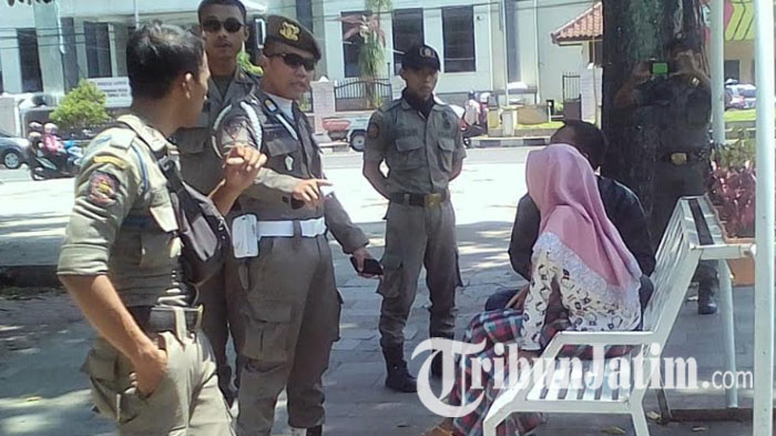 Satpol PP Razia Pasangan Muda Asyik Berpelukan di Alun-alun Jember, Didata dan Buat Surat Pernyataan