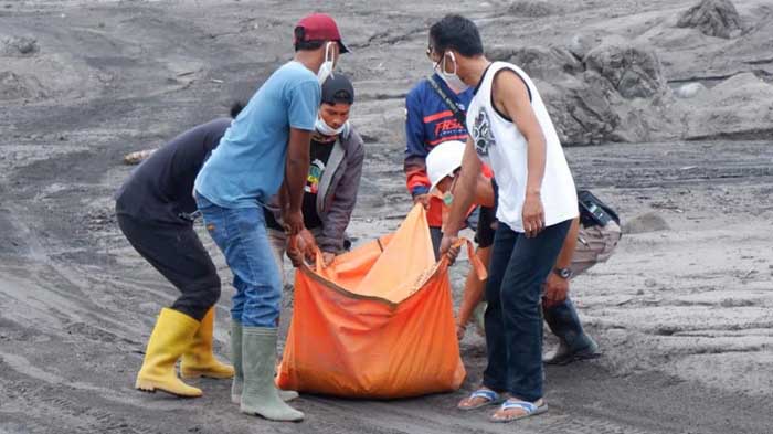 relawan-dan-warga-saat-mengevakuasi-satu-jenazah-korban-erupsi-gunung-semeru-di-lumajang.jpg