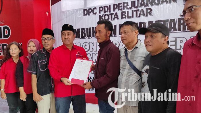 Diwakili Relawan, Trijanto Ambil Formulir Pendaftaran Bacawali Pilkada Blitar 2024 di PDIP
