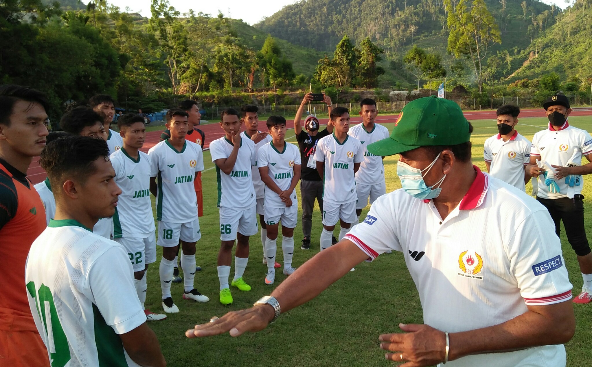 rudy-keltjes-saat-memberi-arahan-ke-tim-sepak-bola-jawa-timur.jpg