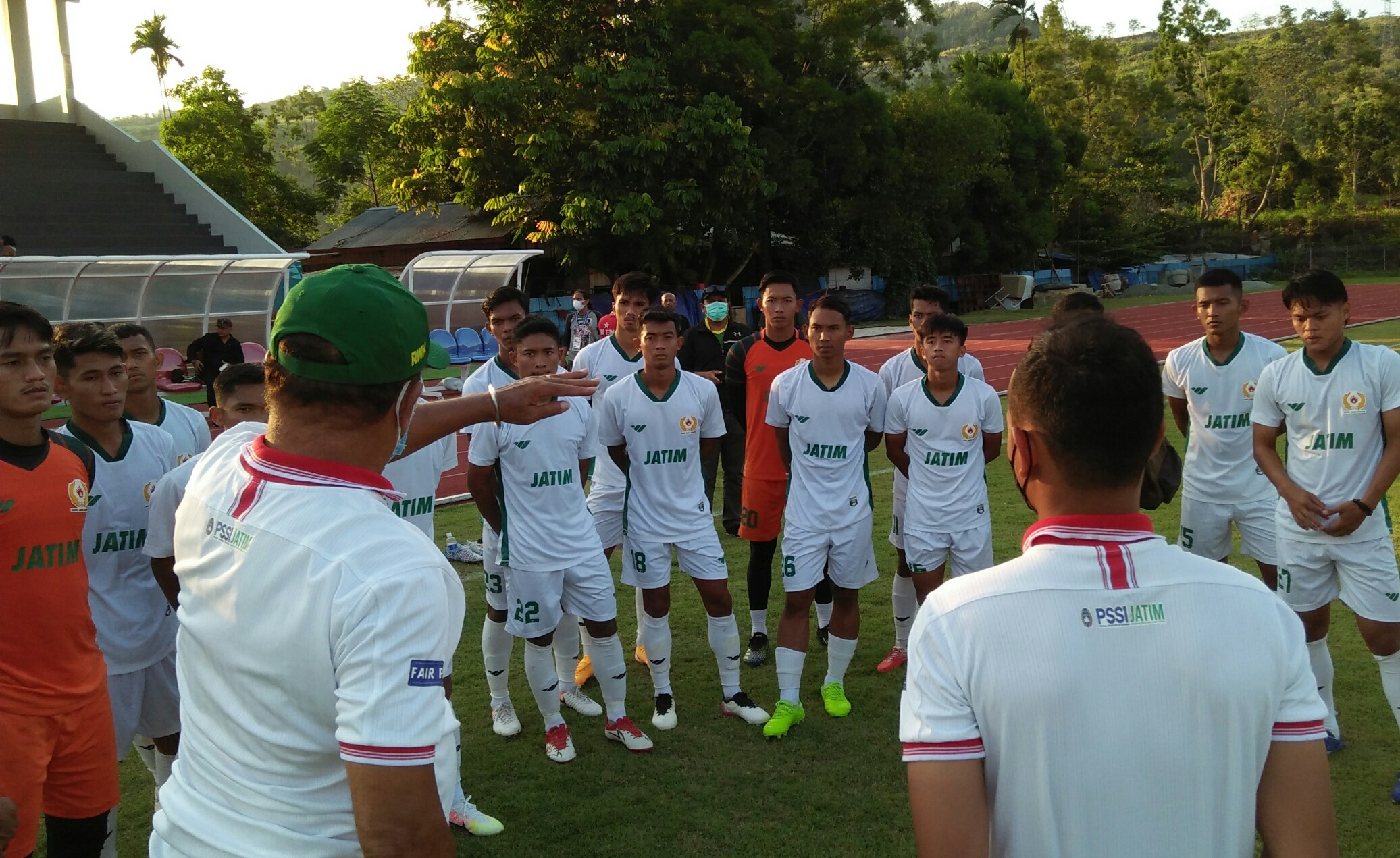 rudy-keltjes-saat-memberi-arahan-kepada-pemain-tim-sepak-bola-jatim.jpg