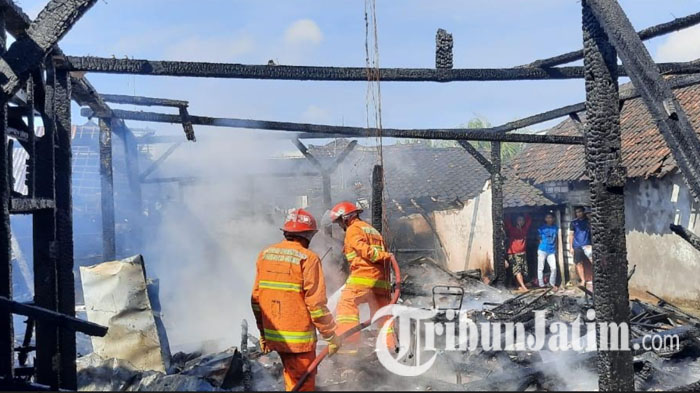 Diduga Korsleting Listrik, Rumah Semi Permanen di Gresik Ludes Terbakar, Kerugian Capai Rp 200 Juta