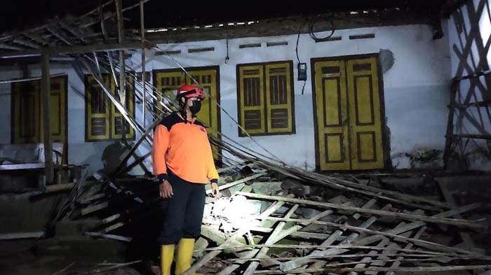 rumah-musrifah-di-dusun-jepun-selopuro-blitar-seusai-diguncang-gempa-bumi-ilustrasi-gempa-blitar.jpg