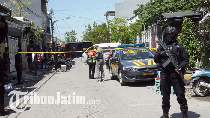 LIVE STREAMING: Tembak Menembak Antara Densus 88 dan Teroris di Manukan Surabaya