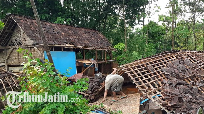Puting Beliung Sapu Rumah Warga Blitar, Balita Selamat Berteduh di Kandang Kambing, Emak-emak Nangis