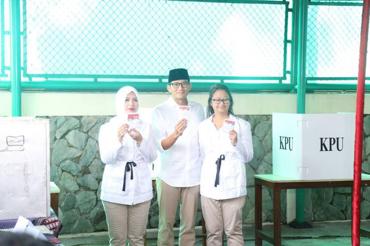 sandiaga-uno-beserta-istri-dan-anaknya_20170419_122737.jpg