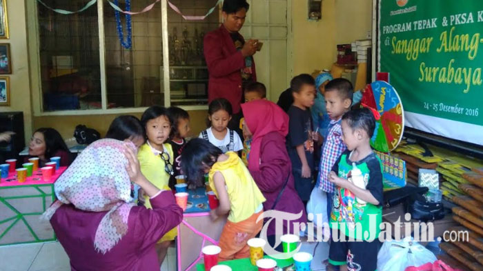 Cerdaskan Anak Negeri Sekitar Terminal Joyoboyo, Sanggar Alang-alang Gelar Permainan Edukasi
