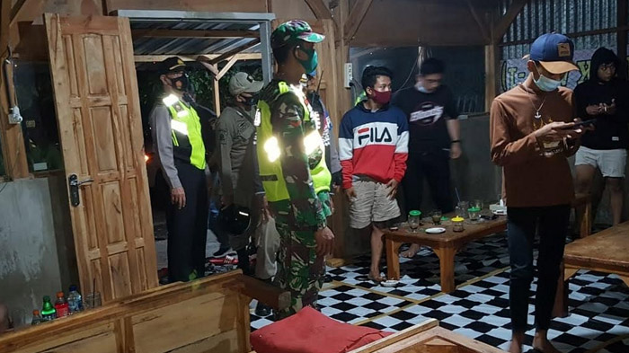 satgas-covid-19-kecamatan-kertosono-nganjuk-melakukan-operasi-yustisi-di-warung.jpg