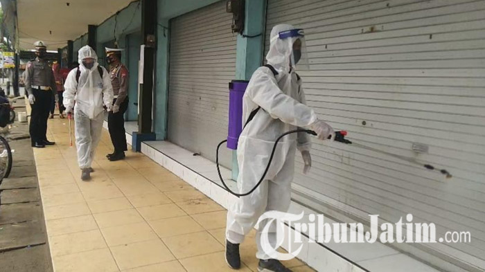 Tekan Penularan Covid-19, Satlantas Polres Madiun Semprotkan Disinfektan di Pasar dan Pangkalan Ojek