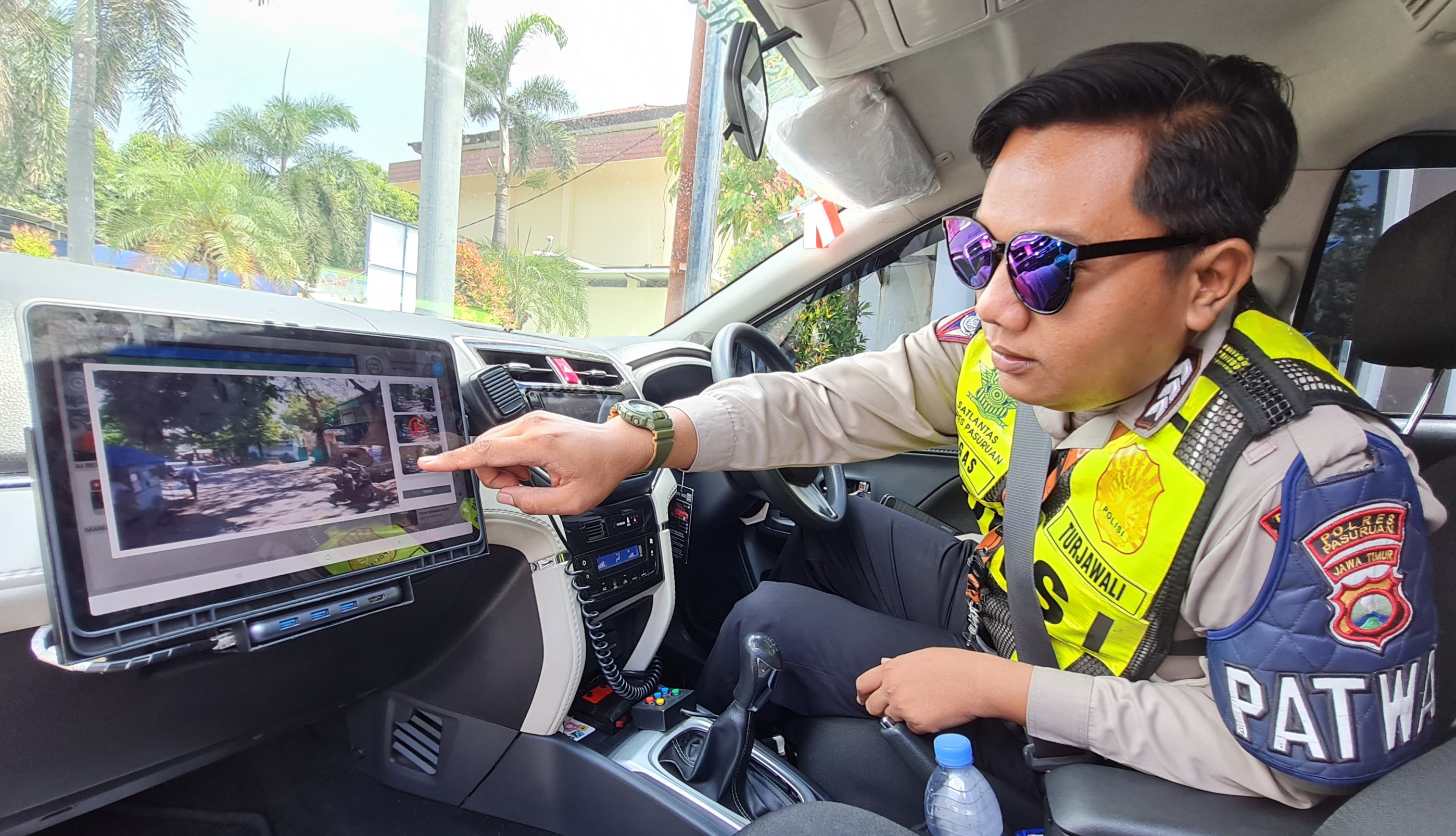 satlantas-polres-pasuruan-menunjukkan-kamera-di-dalam-mobil-incar.jpg