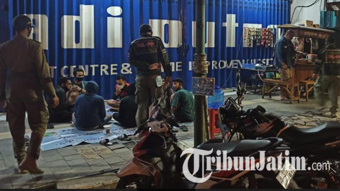Pengunjung Warung dan Kafe di Kota Kediri yang Langgar Batas Jam Malam Dibubarkan Satpol PP