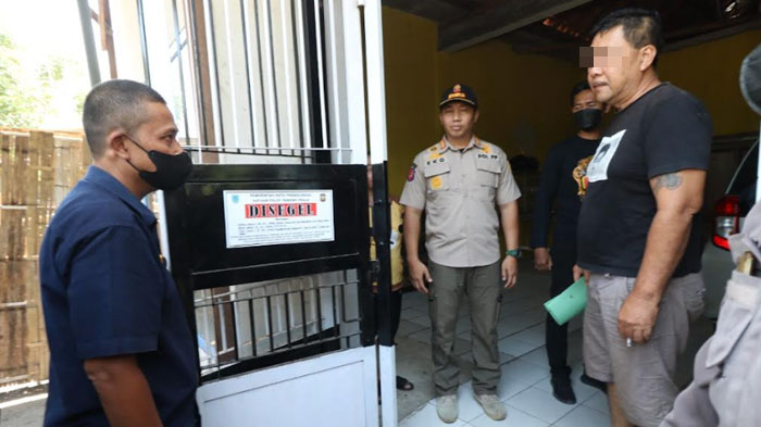 satpol-pp-kota-probolinggo-menyegel-tempat-karaoke-tak-berizin-dan-membandel.jpg