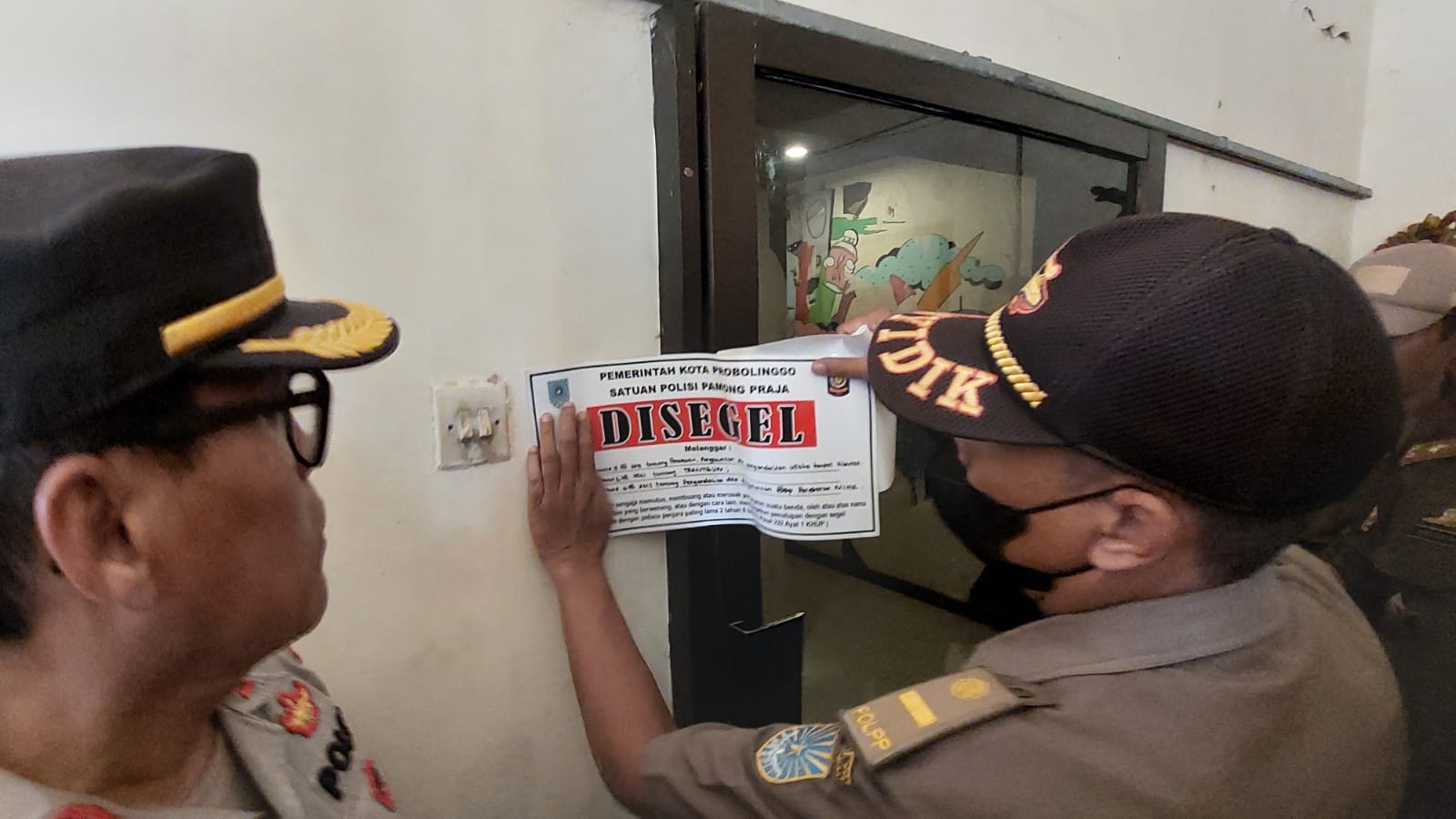 satpol-pp-kota-probolinggo-menyegel-tempat-karaoke-tak-berizin.jpg