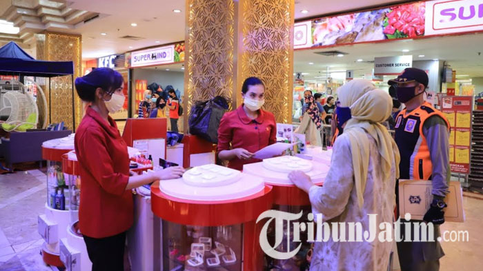 satpol-pp-kota-surabaya-mengimbau-tenant-mall-karena-psbb-surabaya.jpg